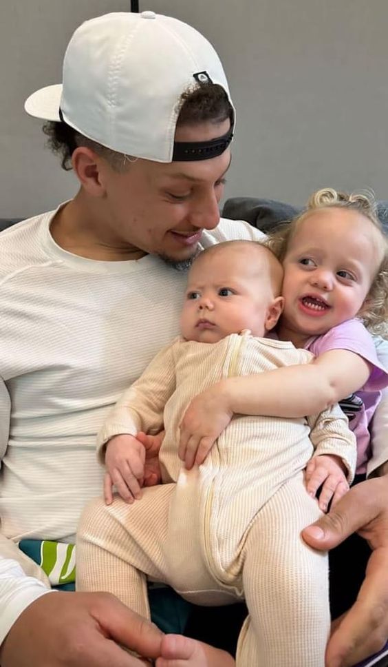 As he plays and tends to his little daughter, Patrick Mahomes shares a happy mother, showing everyone how much they love her - Mnews