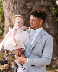 As he plays and tends to his little daughter, Patrick Mahomes shares a happy mother, showing everyone how much they love her - Mnews