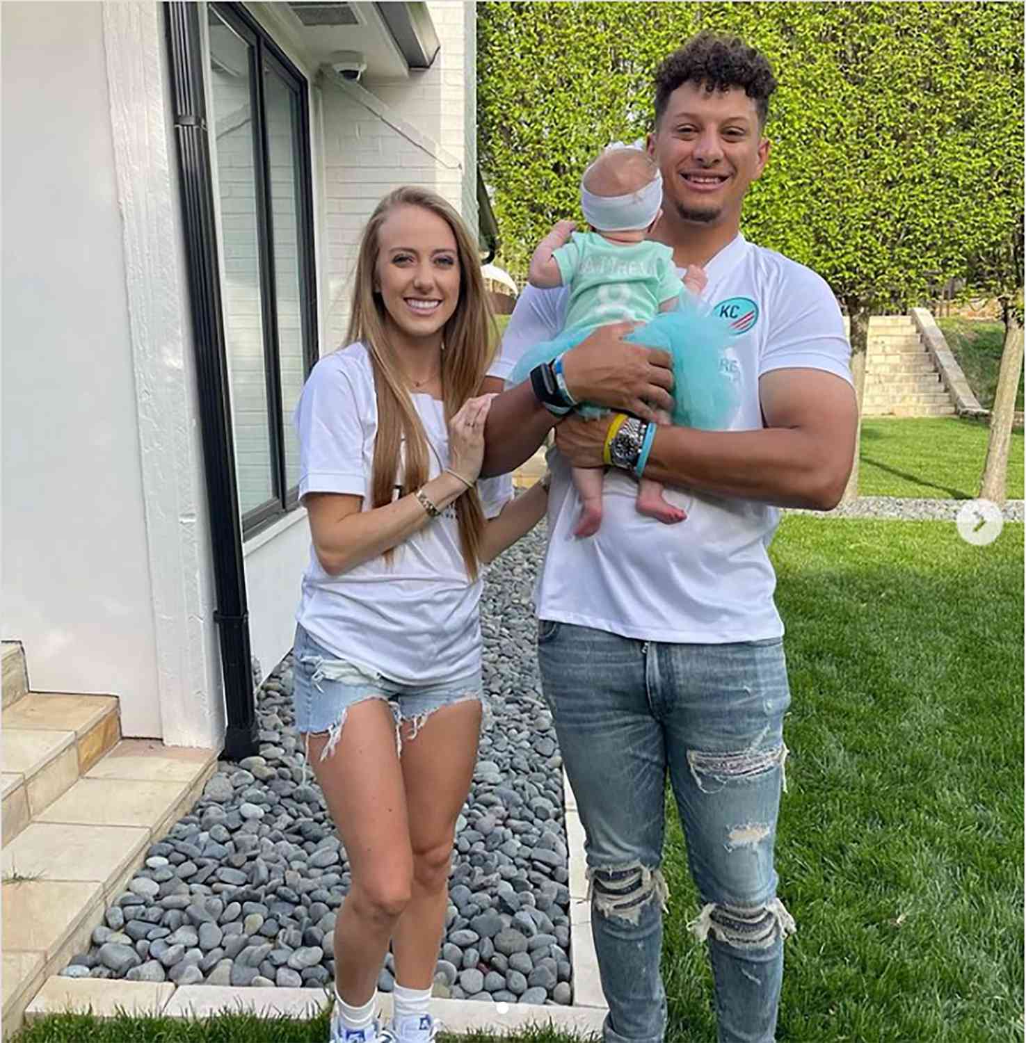 As he plays and tends to his little daughter, Patrick Mahomes shares a happy mother, showing everyone how much they love her - Mnews