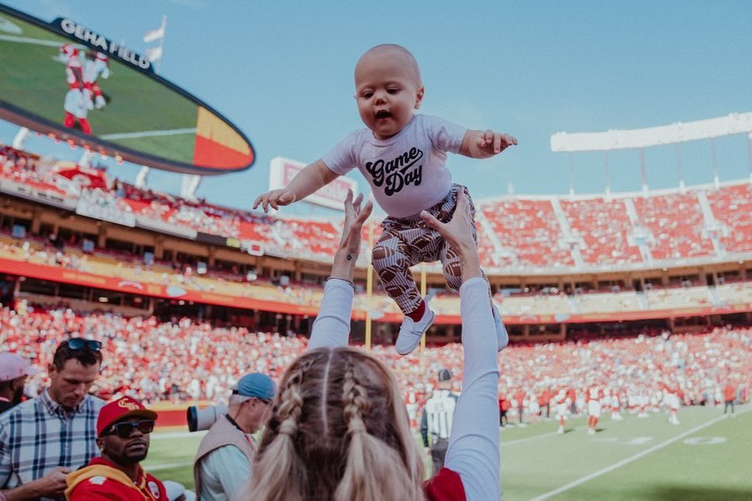 As he plays and tends to his little daughter, Patrick Mahomes shares a happy mother, showing everyone how much they love her - Mnews