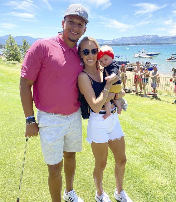 As he plays and tends to his little daughter, Patrick Mahomes shares a happy mother, showing everyone how much they love her - Mnews