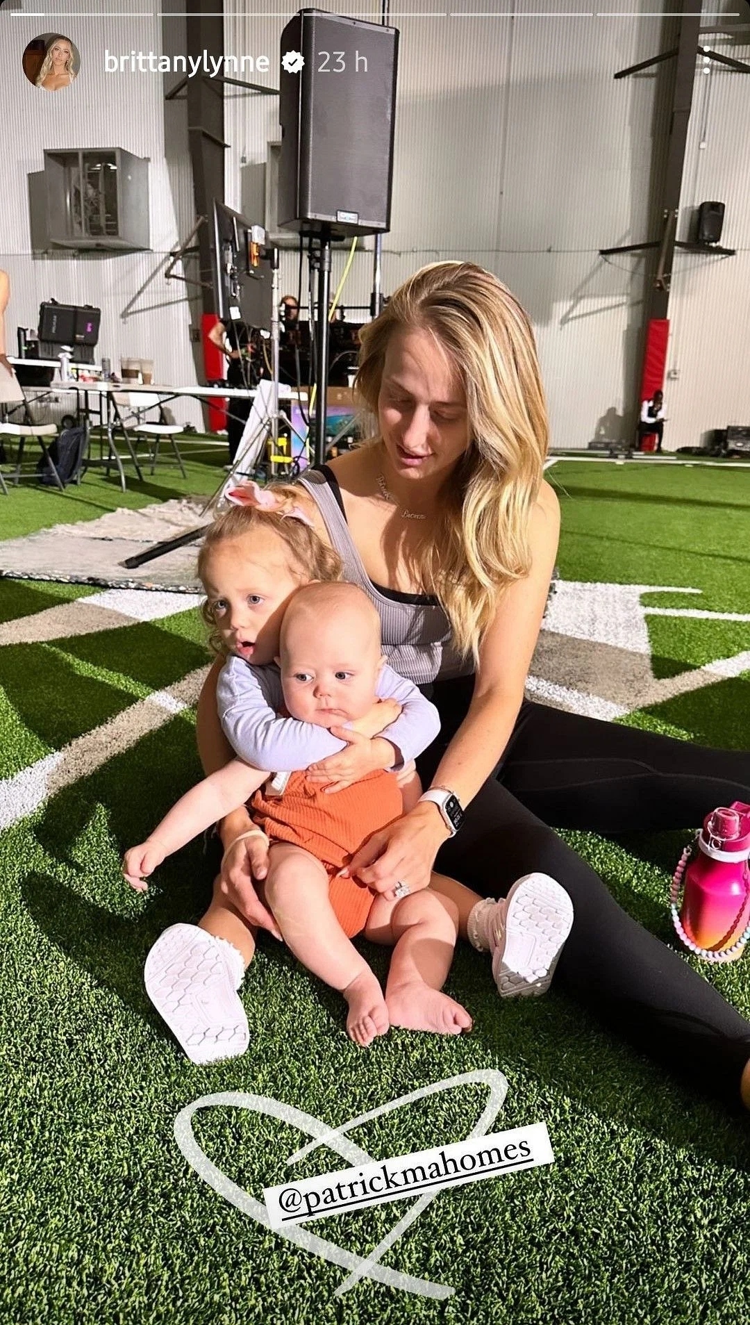 In a sweet Instagram photo, Sterling, the daughter of Patrick Mahomes, enjoys her role as the bigger sister - Mnews