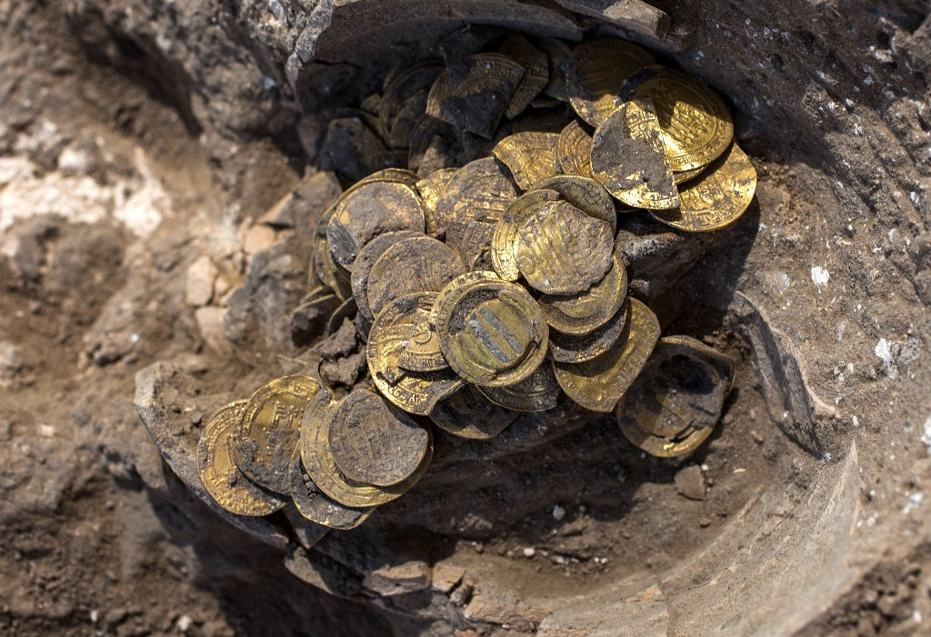 Lucky Find: Ancient Clay Vase Reveals Hidden Treasures of Gold Coins and Valuable Jewelry in Garden - Amazing United State
