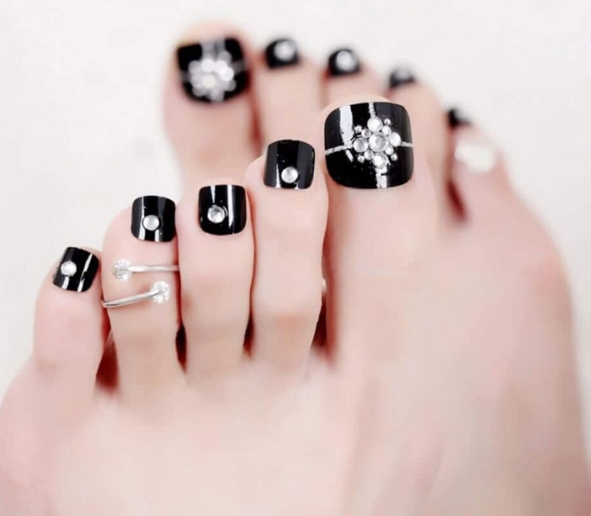 40 Cute, Beautiful and Trending Pedicure Patterns 2023 - sunflowerscianjur