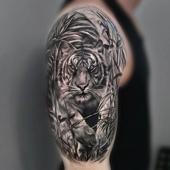 The majestic lord of the forest comes to life thanks to the skillful hands of the tattoo artist – The Daily Worlds
