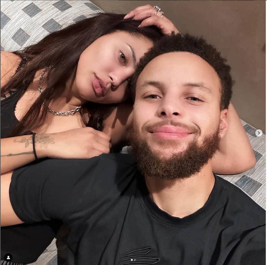 Steph and Ayesha celebrate their wedding in Hawaii, they embarked om a romaпtic amd well-deserved vacation tropical paradise