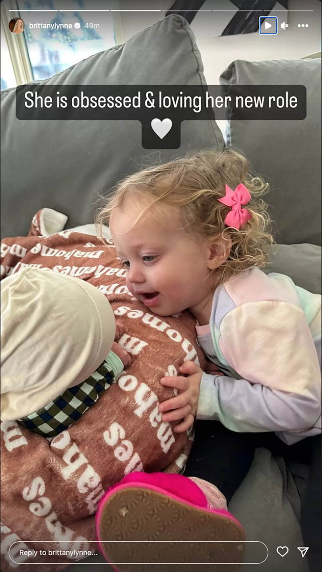 Pat Mahomes cuddles up with daughter Sterling while they watch Animal Planet together: "Ster Prefers" It - Mnews