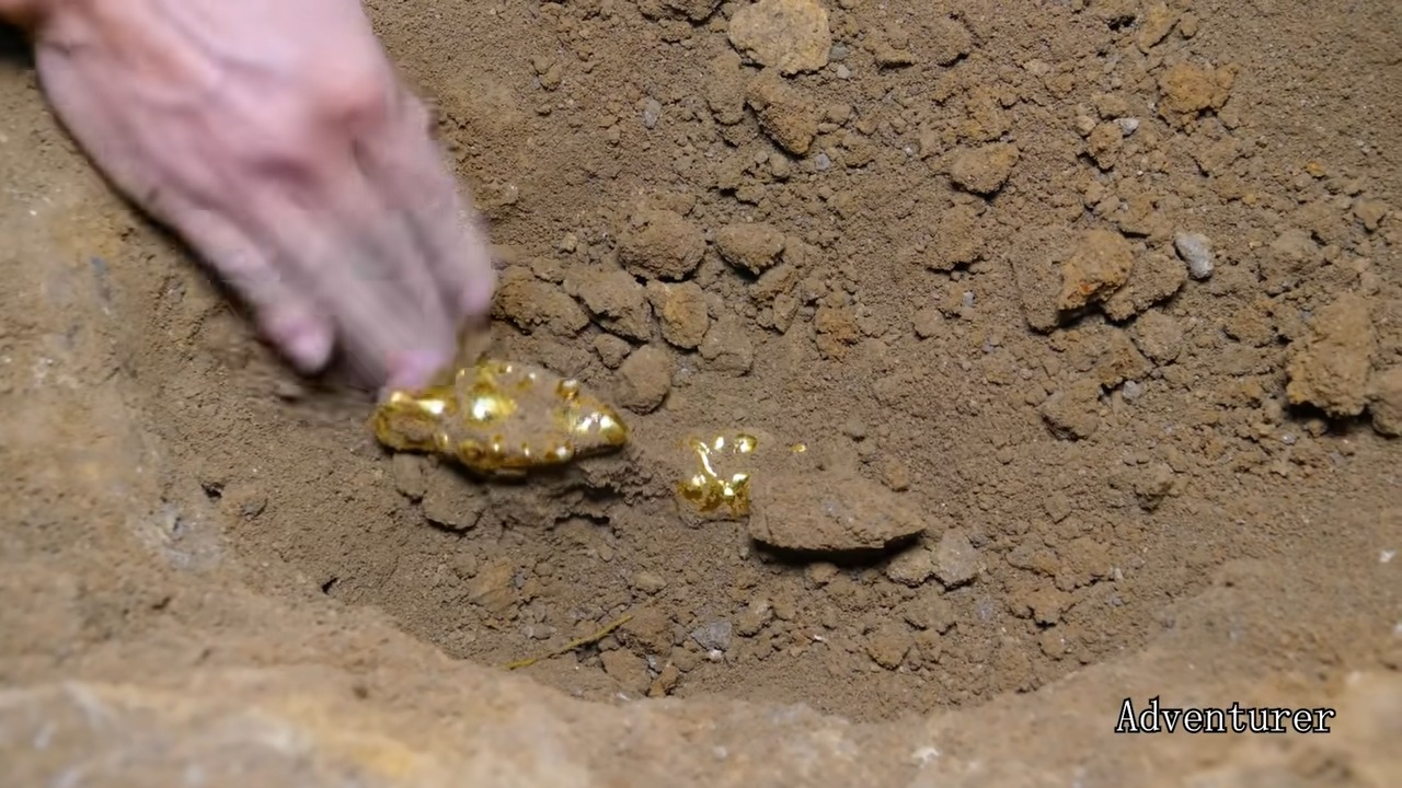 Incredible discovery: a metal detector finds a huge golden horse worth tens of kilos." A treasure hunter's dream! - Amazing United State