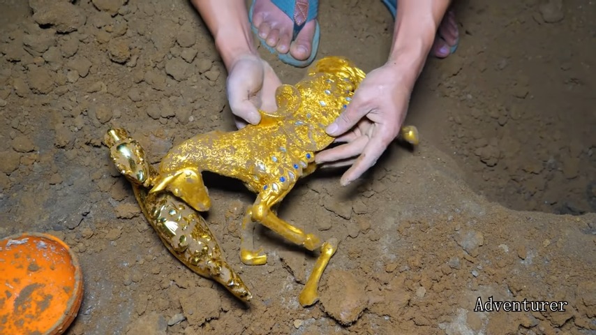 Incredible discovery: a metal detector finds a huge golden horse worth tens of kilos." A treasure hunter's dream! - Amazing United State