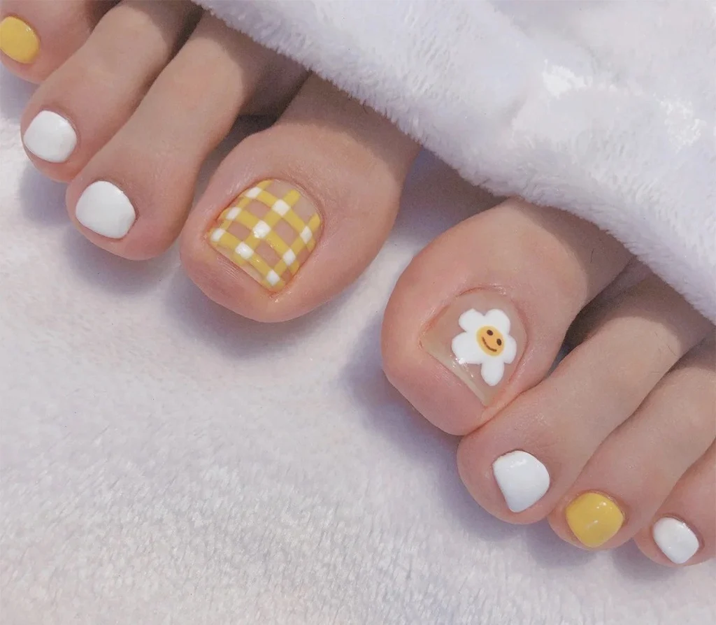 40 Cute, Beautiful and Trending Pedicure Patterns 2023 - sunflowerscianjur