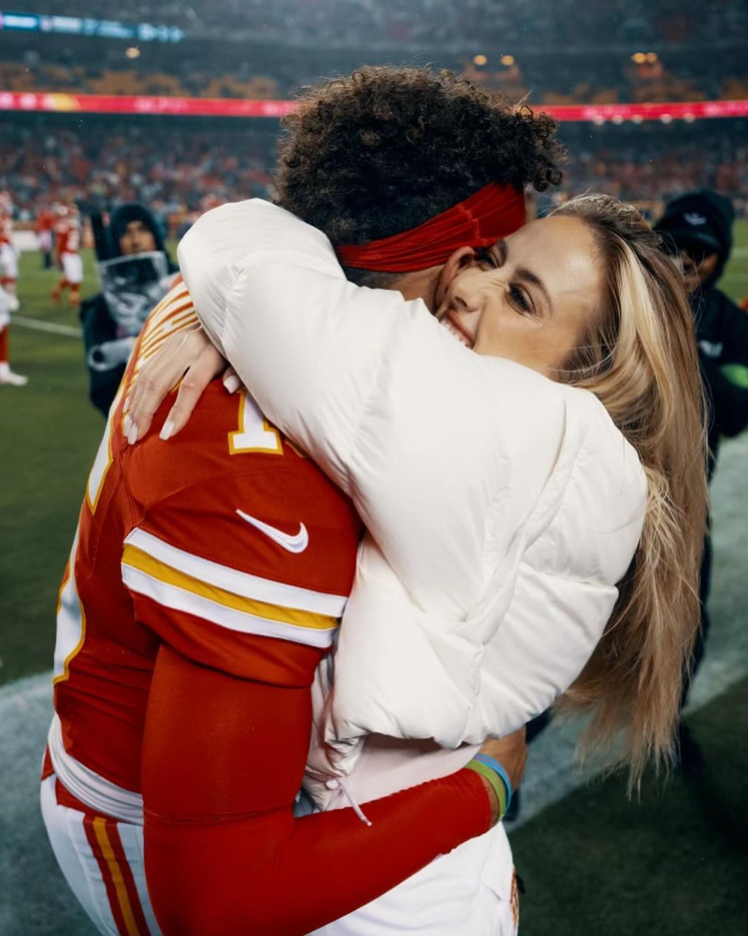 Following the Chiefs' difficult loss to the Eagles, Brittany Mahomes says she's "proud of" her husband Patrick: "Meanwhile Thang" - Mnews