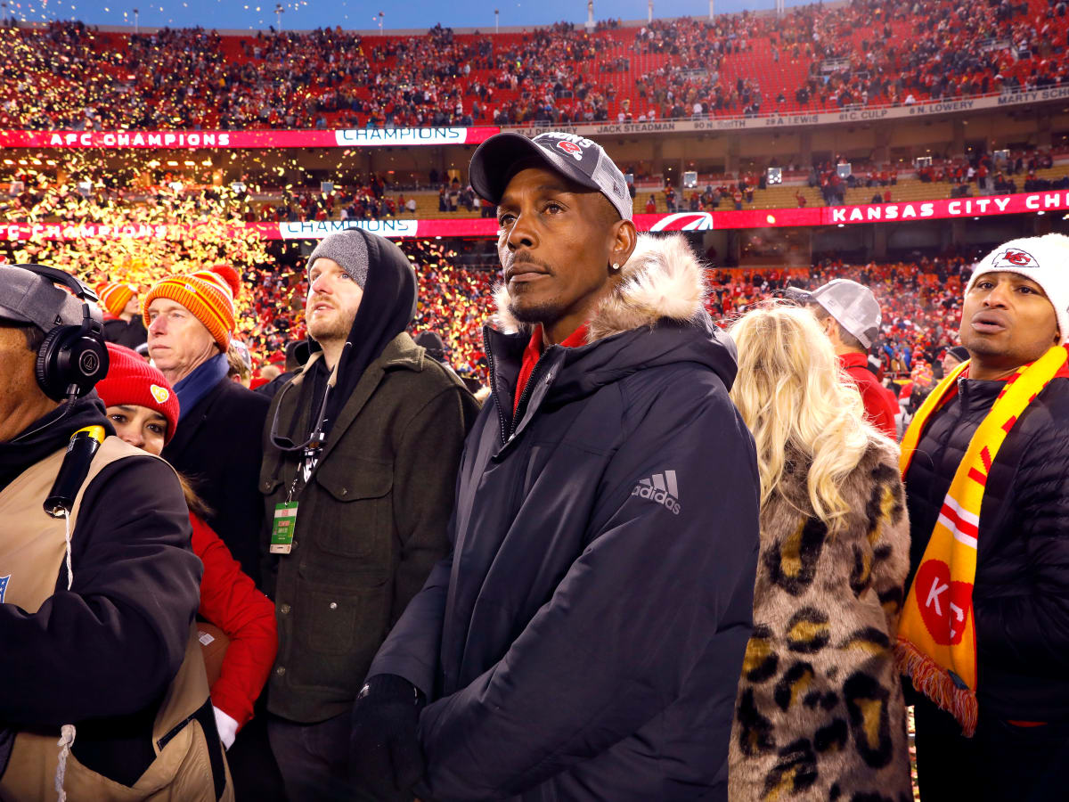 Fans taunt Patrick Mahomes' father, saying, "Pops is risking it all," for abandoning the Chiefs - Mnews