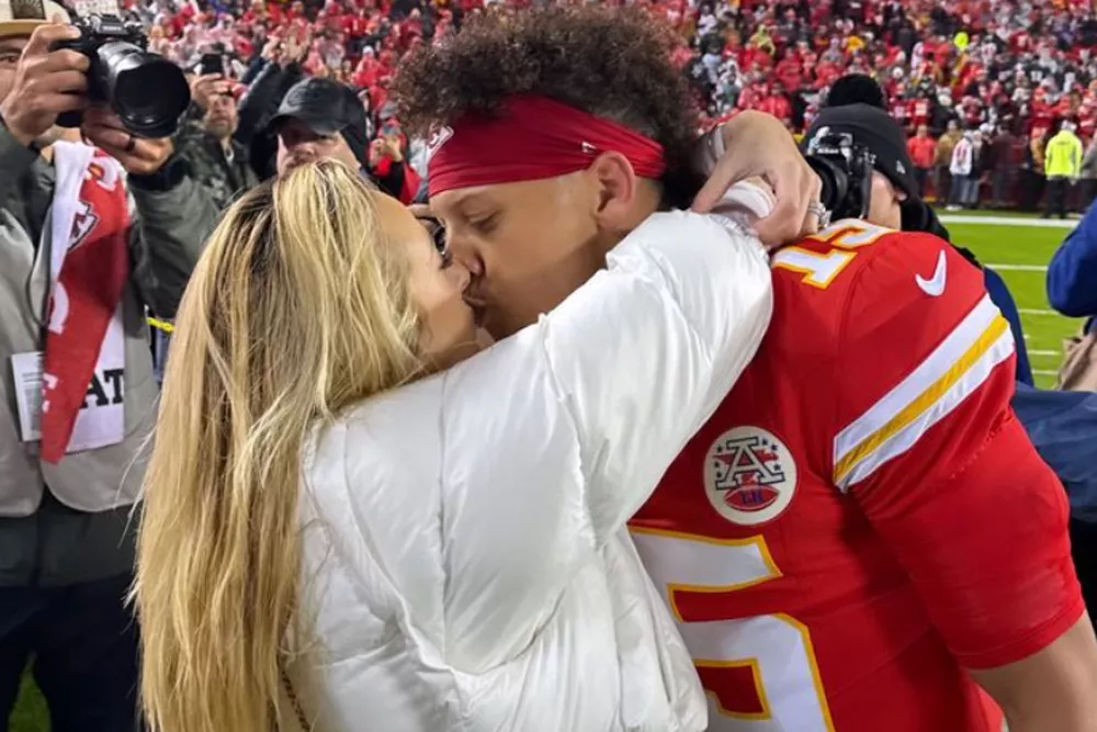 Following the Chiefs' difficult loss to the Eagles, Brittany Mahomes says she's "proud of" her husband Patrick: "Meanwhile Thang" - Mnews