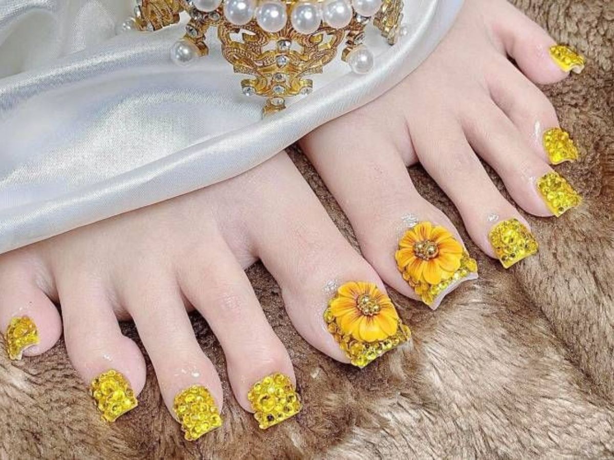 40 Cute, Beautiful and Trending Pedicure Patterns 2023 - sunflowerscianjur