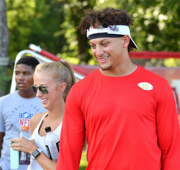 Reigning NFL MVP Patrick Mahomes Helps Wife Brittany in Household Chores, Hangs Out With Family, Plays Golf - Mnews