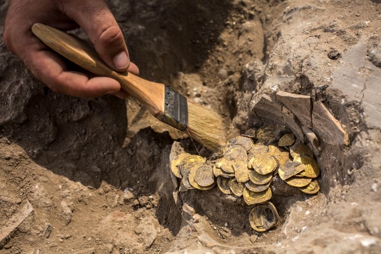 Lucky Find: Ancient Clay Vase Reveals Hidden Treasures of Gold Coins and Valuable Jewelry in Garden - Amazing United State