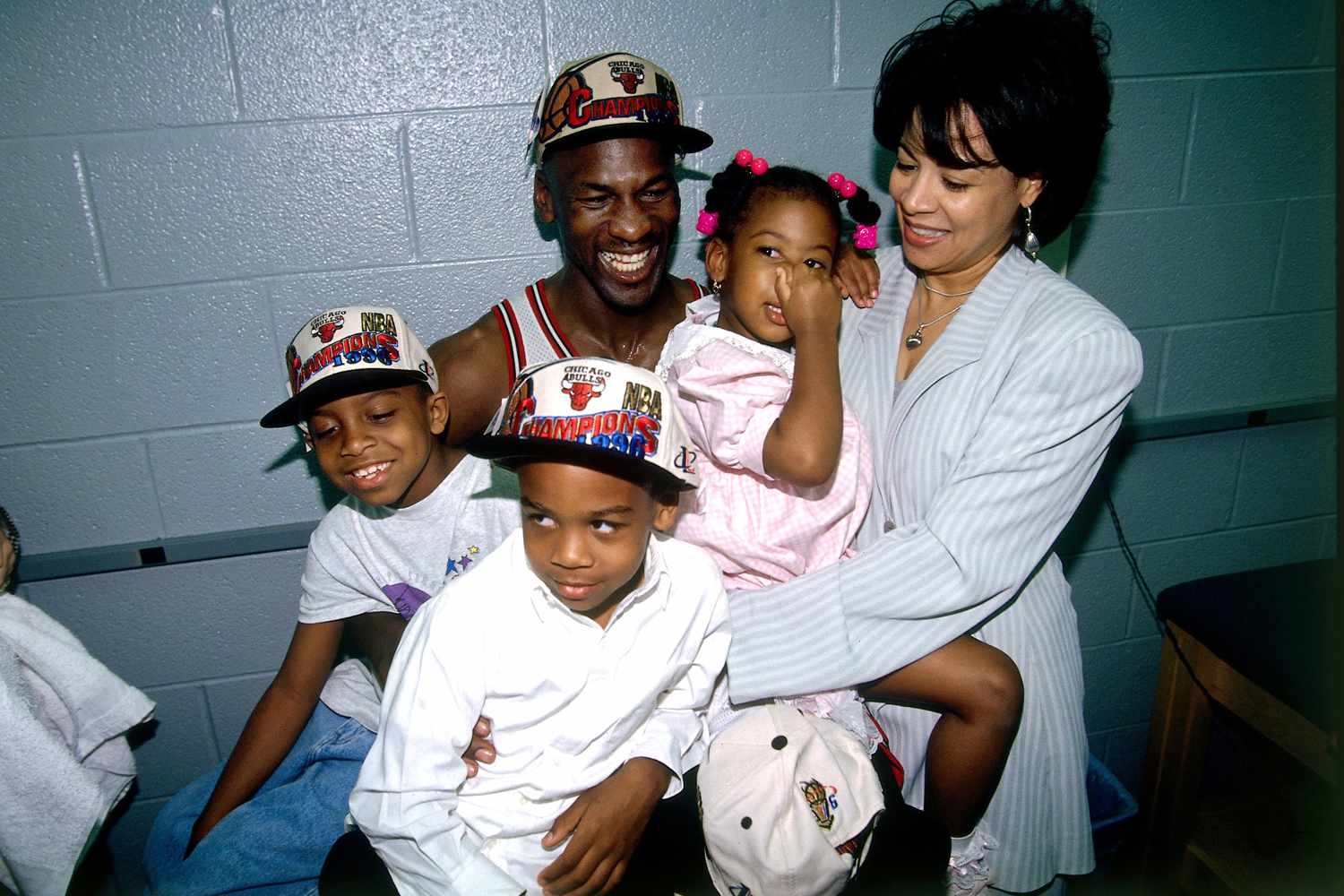 Michael Jordan is a family man, and he and his wife have five chιldren: Jeffrey, Marcus, Jasmine, Victoria, and Ysabel