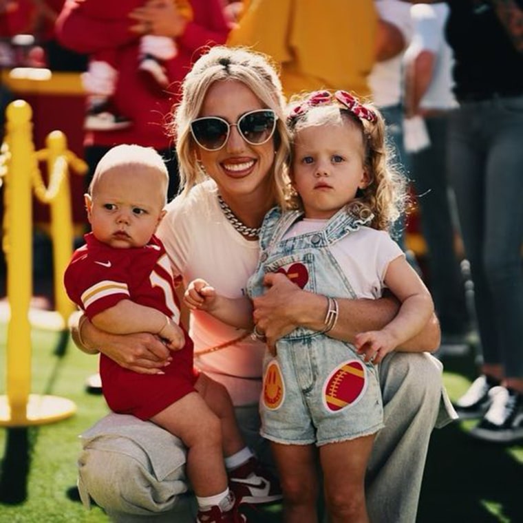 In a sweet Instagram photo, Sterling, the daughter of Patrick Mahomes, enjoys her role as the bigger sister - Mnews