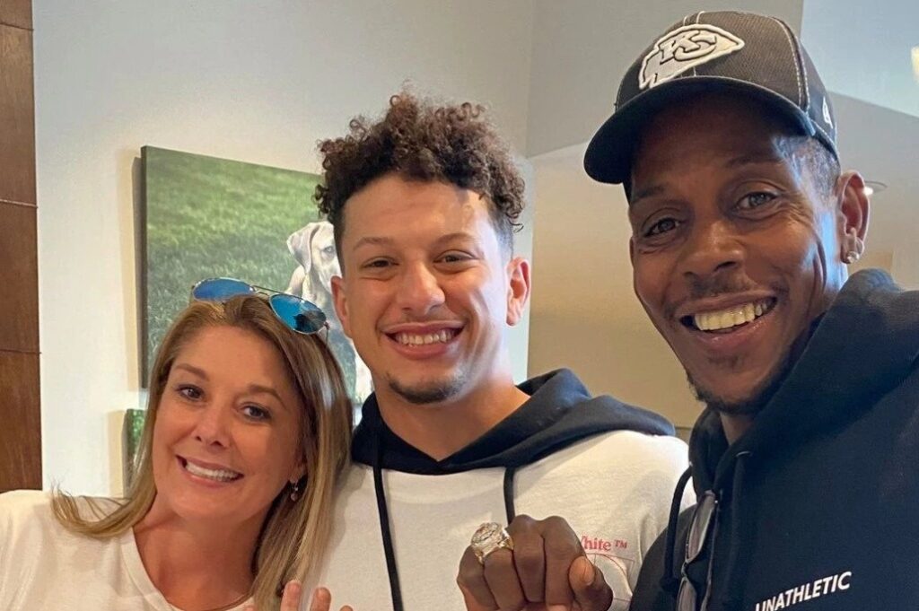 Fans taunt Patrick Mahomes' father, saying, "Pops is risking it all," for abandoning the Chiefs - Mnews