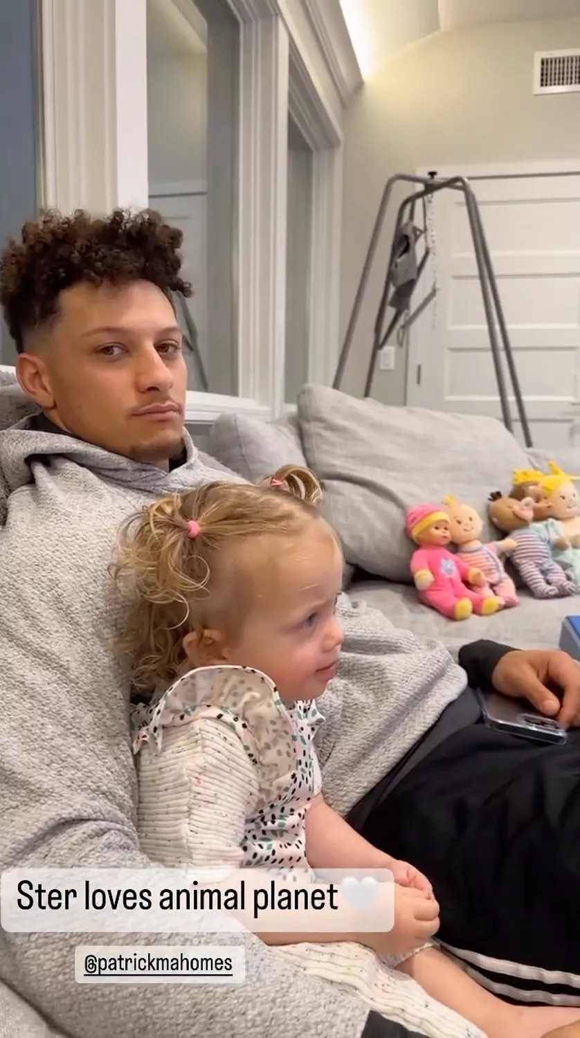 Pat Mahomes cuddles up with daughter Sterling while they watch Animal Planet together: "Ster Prefers" It - Mnews