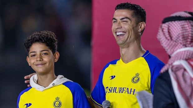 The Ronaldo family recreated the image of their father on the day he launched his new team, and Georgina couldn't hide her pride - movingworl.com