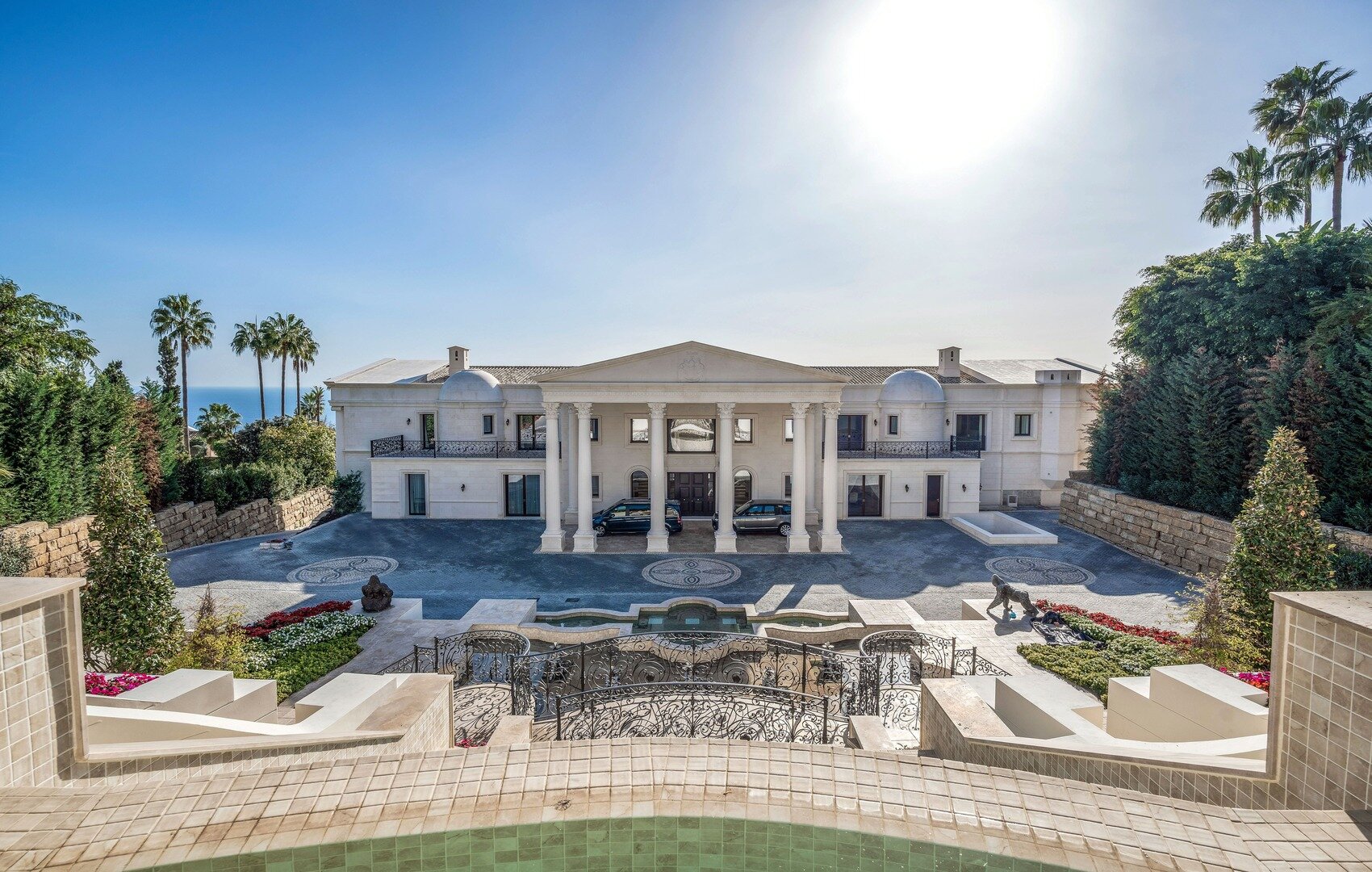 After signing a $450M contract, NFL star Patrick Mahomes built a mansion on an unbelievable plot of land that features a soccer field, Par 3 field, and swimming pool