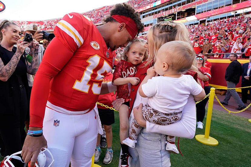 Patrick Mahomes' Son Bronze, 12 Months, Is a Whole 'Mood' as He Makes Rare Appearance on the Sidelines - Mnews