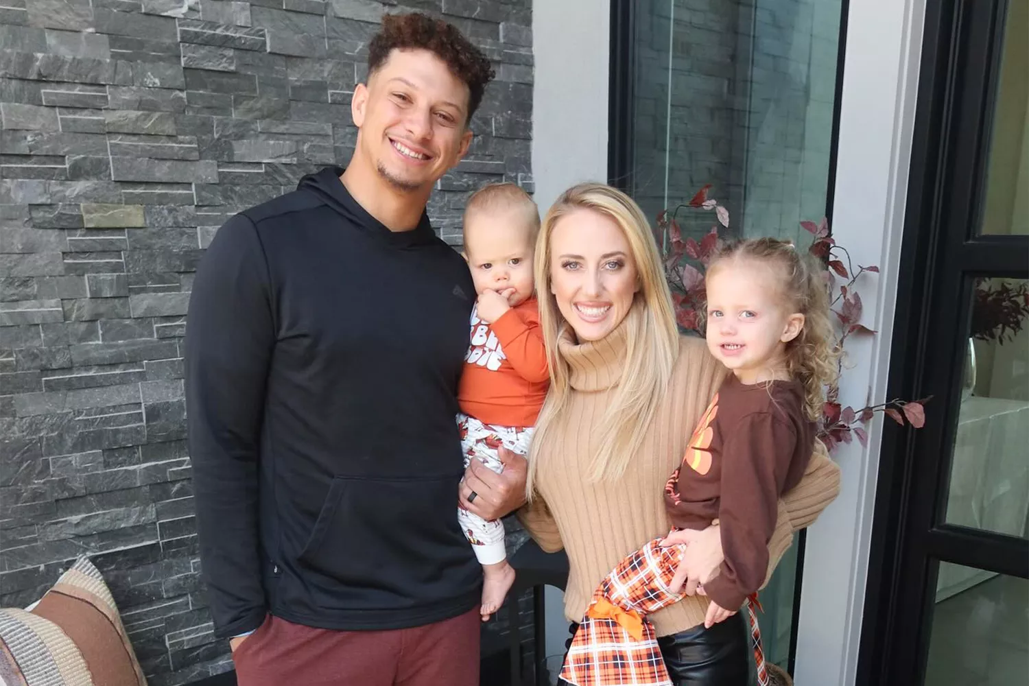 Patrick Mahomes Gives Daughter Sterling a Kiss as He's Greeted by Both Kids, Wife Brittany on the Sidelines - Mnews