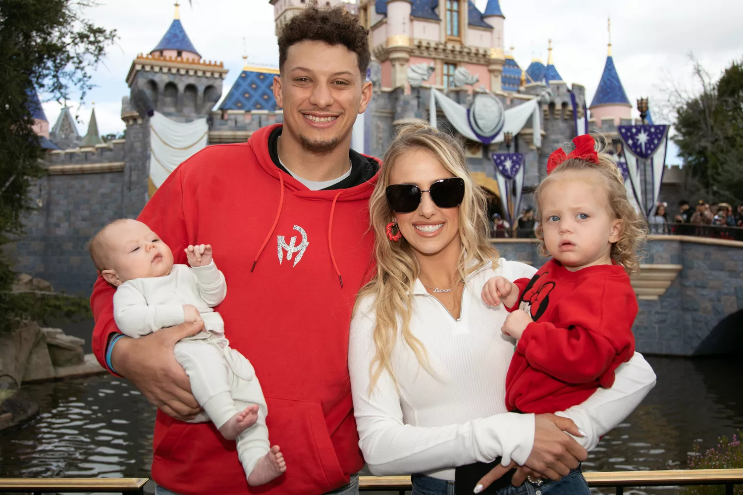 Patrick Mahomes Gives Daughter Sterling a Kiss as He's Greeted by Both Kids, Wife Brittany on the Sidelines - Mnews