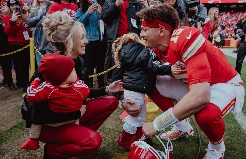 Patrick Mahomes Gives Daughter Sterling a Kiss as He's Greeted by Both Kids, Wife Brittany on the Sidelines - Mnews