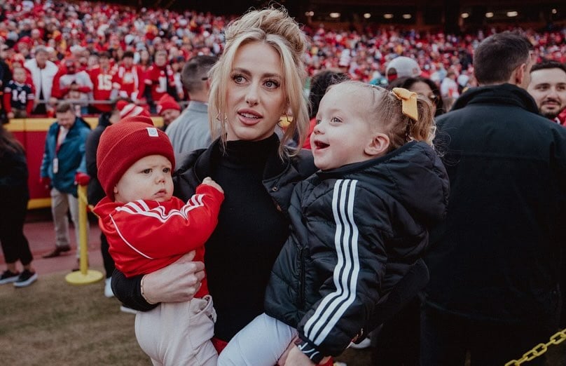 Patrick Mahomes Gives Daughter Sterling a Kiss as He's Greeted by Both Kids, Wife Brittany on the Sidelines - Mnews