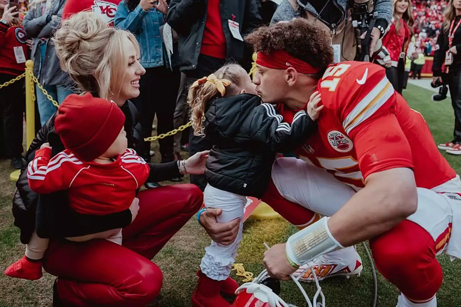 Patrick Mahomes Gives Daughter Sterling a Kiss as He's Greeted by Both Kids, Wife Brittany on the Sidelines - Mnews