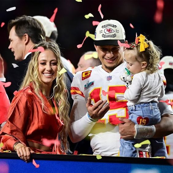 On a significant occasion for him and his wife, Patrick Mahomes shared joyous moments when he watched his daughter enter the kitchen to bake a cake for him, winning over his fans - Mnews