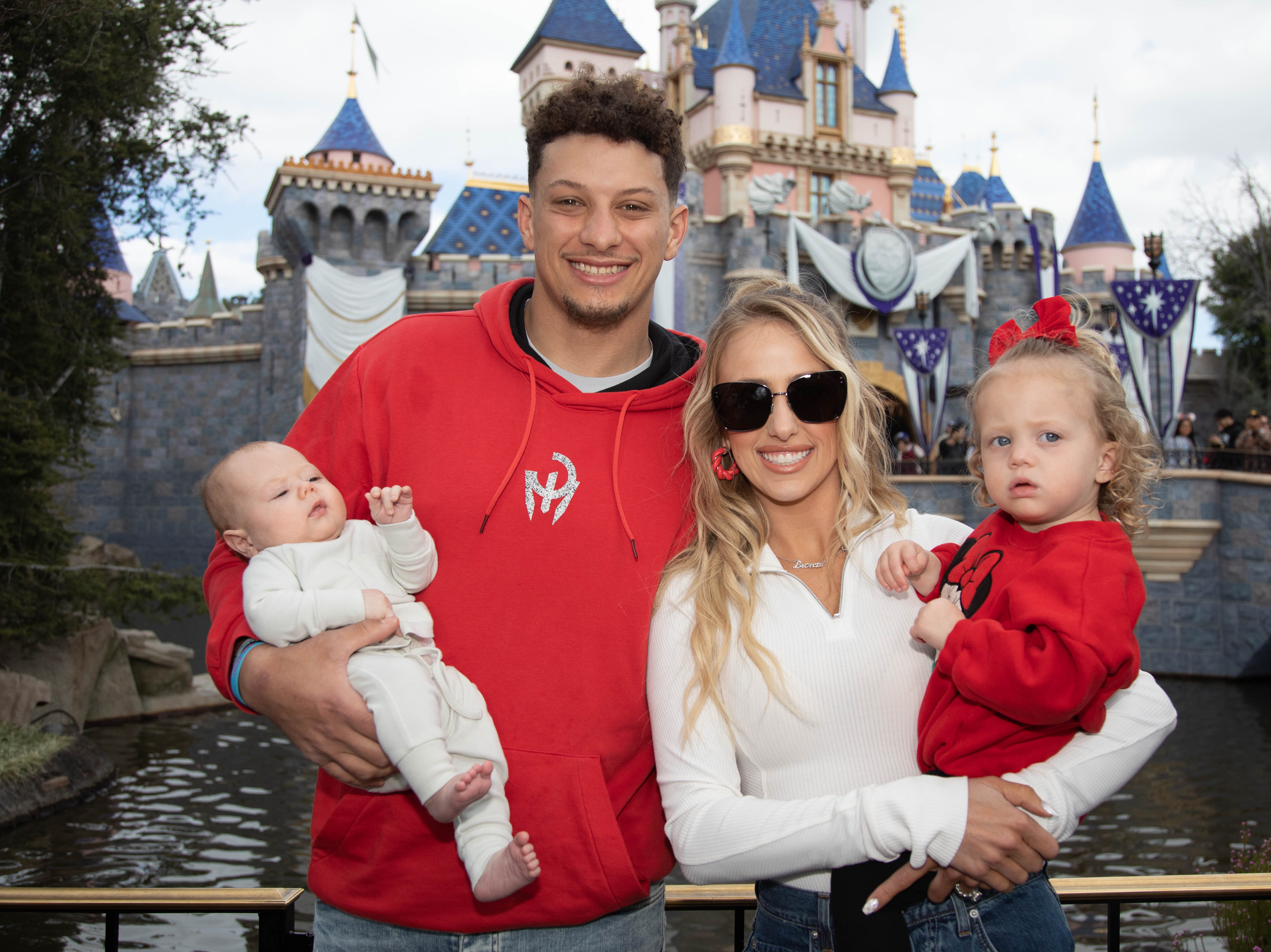 Inside Patrick Mahomes’ whirlwind year including Super Bowl win, new Kansas City mansion, and starring in Netflix show - Mnews