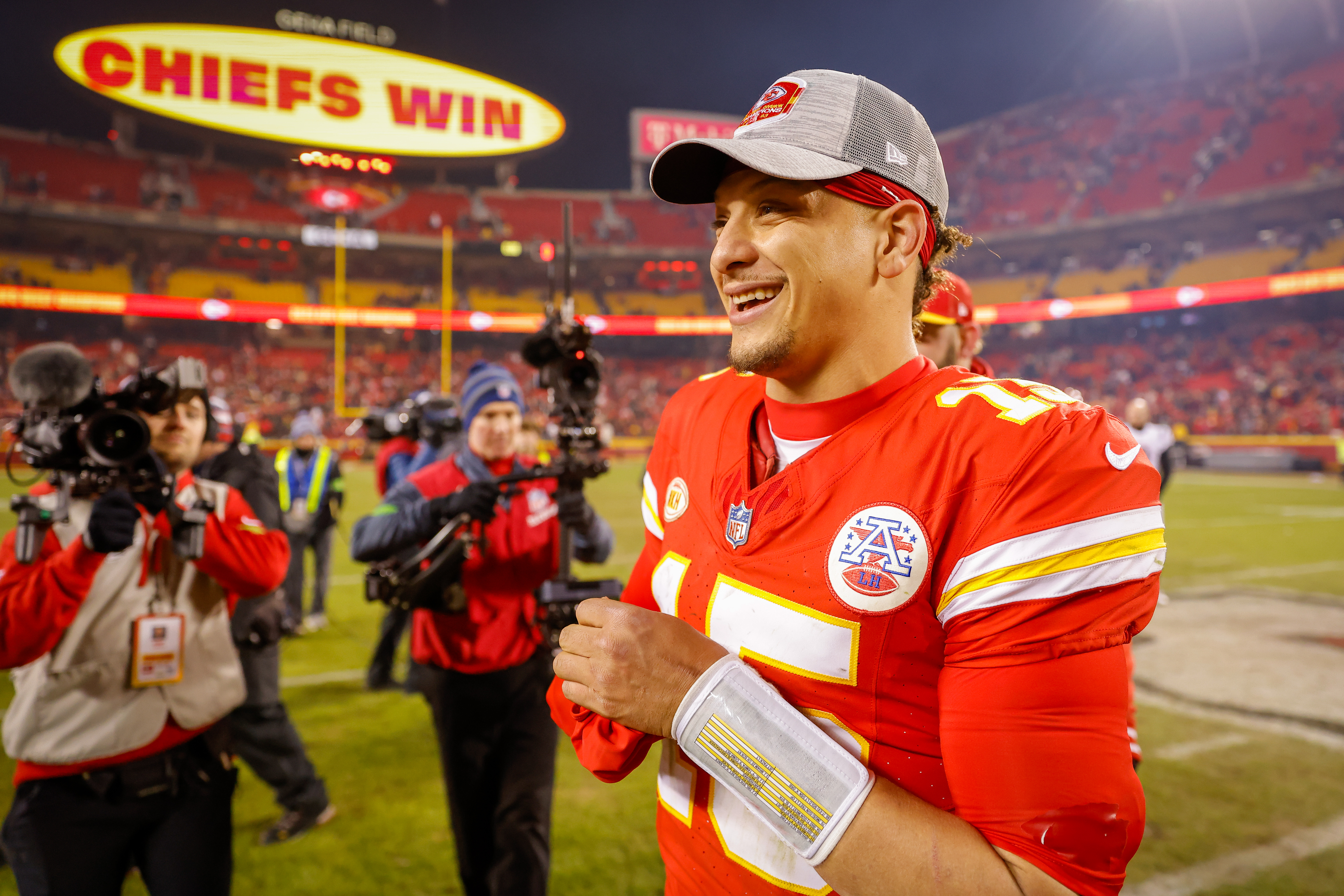 After moving fans to tears with his performance, quarterback Patrick Mahomes of the Kansas City Chiefs is expected to win another major NFL award - Mnews