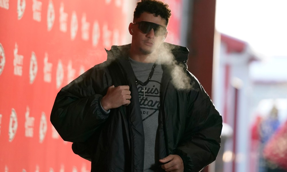 Patrick Mahomes stood alone in the frigid cold to watch Browns-Texans on  the Chiefs jumbotron