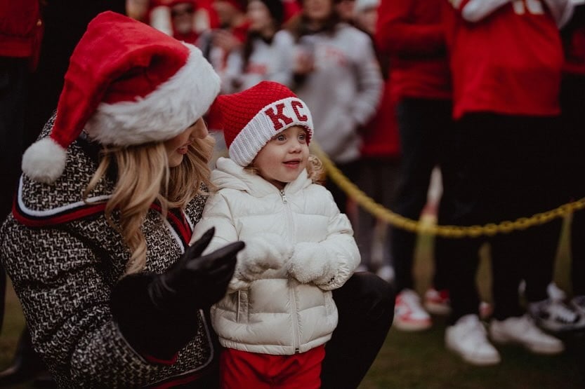 There is nothing better than the football field during the holidays, as demonstrated by Sterling Mahomes' beaming Christmas Day smile - Mnews