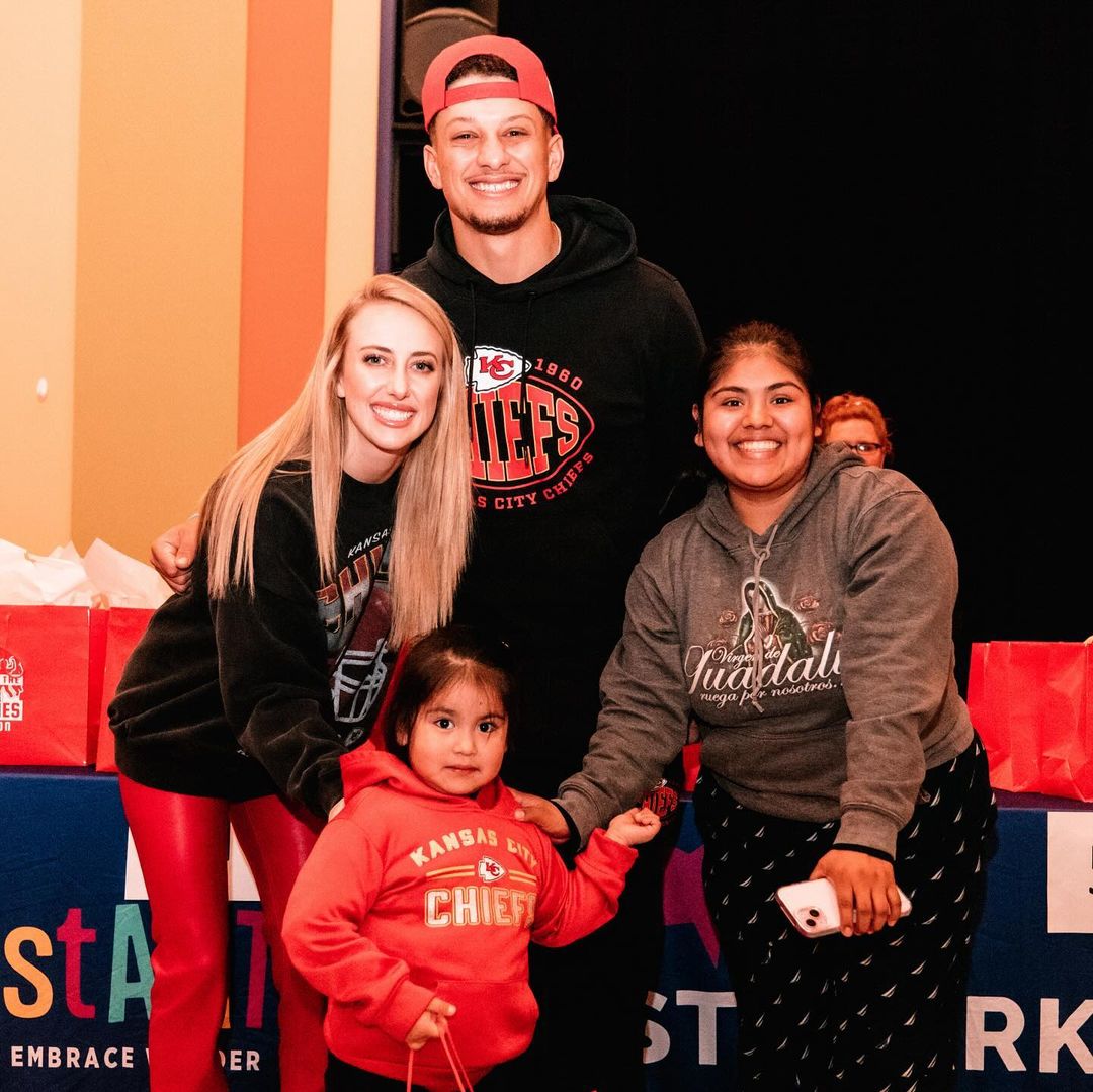 Images: Following the heartbreak of the Las Vegas Raiders, Patrick Mahomes and Brittany Bring Christmas Cheer to Children in Kansas City - Mnews