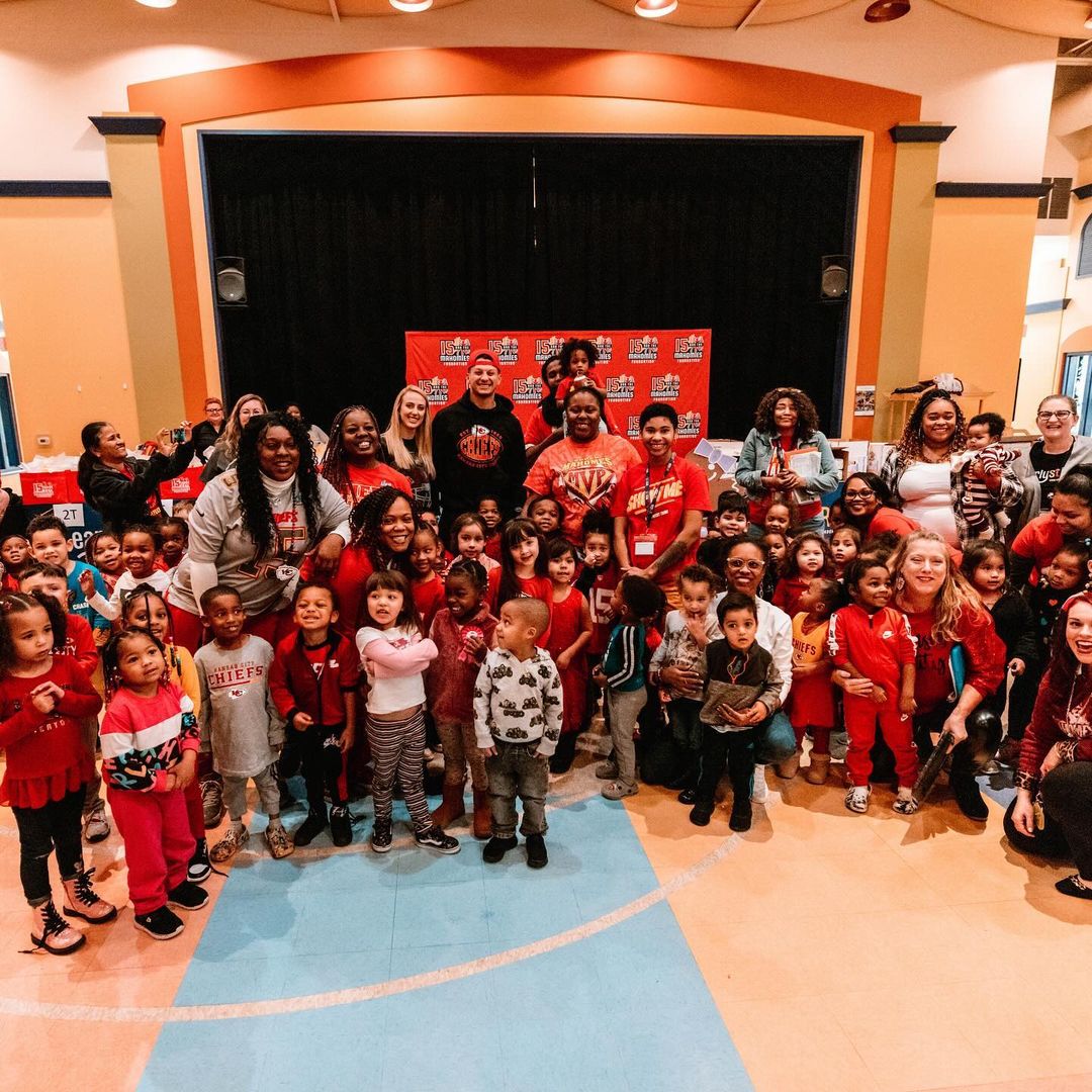 Images: Following the heartbreak of the Las Vegas Raiders, Patrick Mahomes and Brittany Bring Christmas Cheer to Children in Kansas City - Mnews