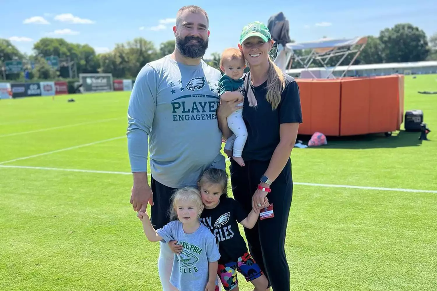 Jason Kelce’s Irresistibly Adorable Family Portraits – amazingsportsusa.com