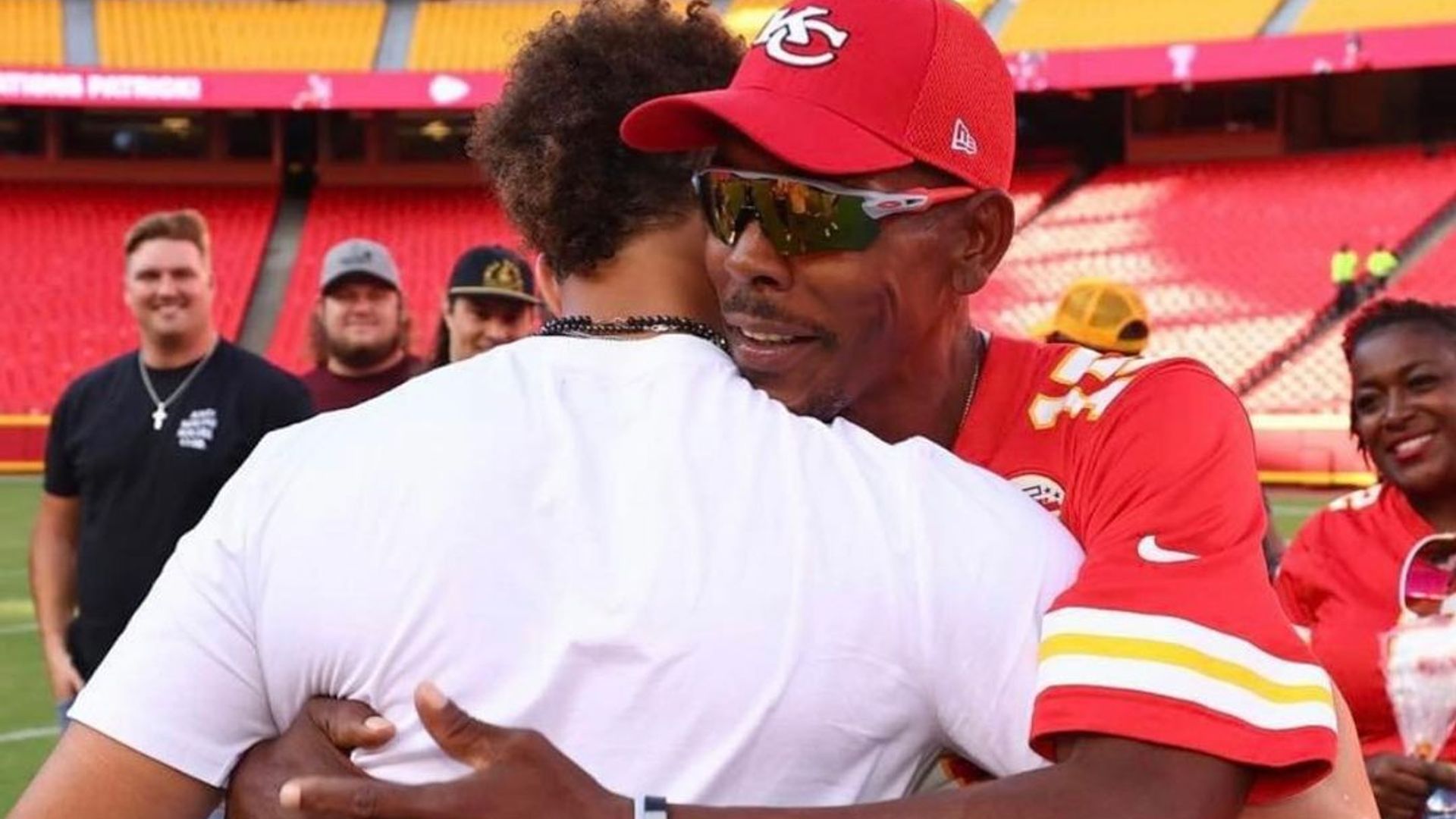 In pictures: Pat Mahomes Sr. holding a young Patrick Mahomes before he became an NFL great and three-time Super Bowl MVP - Mnews