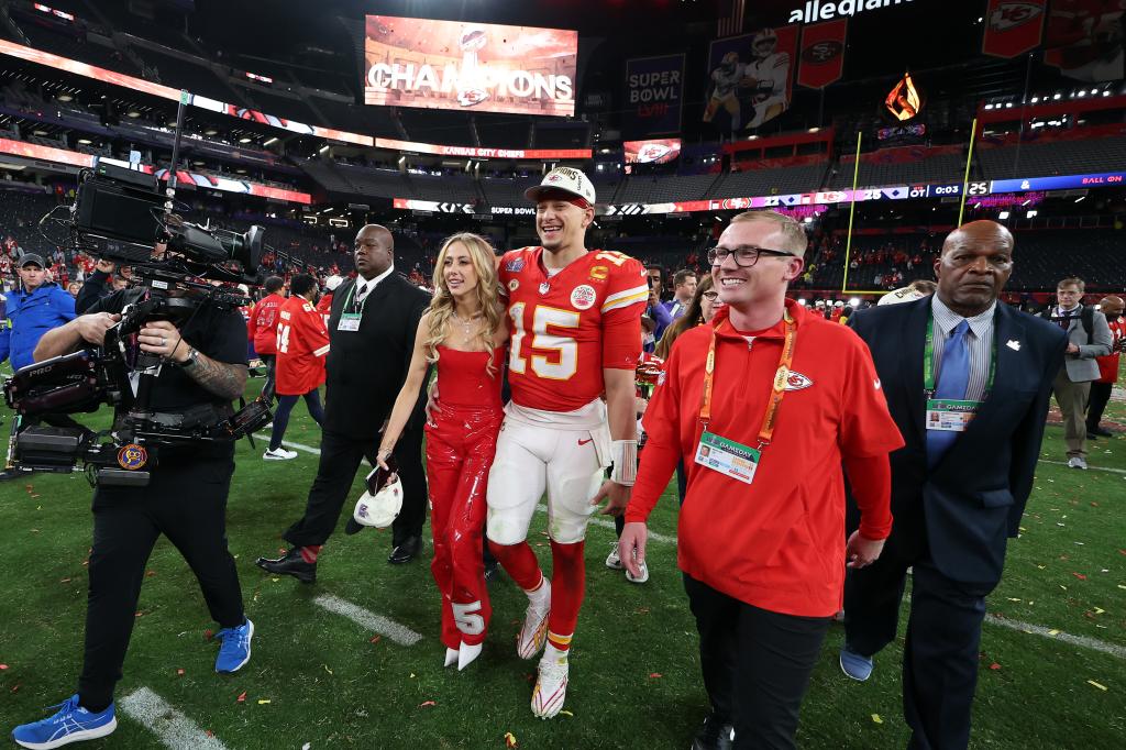 Brittany Mahomes wears a red corset and handmade jewelry to support her husband Patrick during the 2024 Super Bowl - Mnews