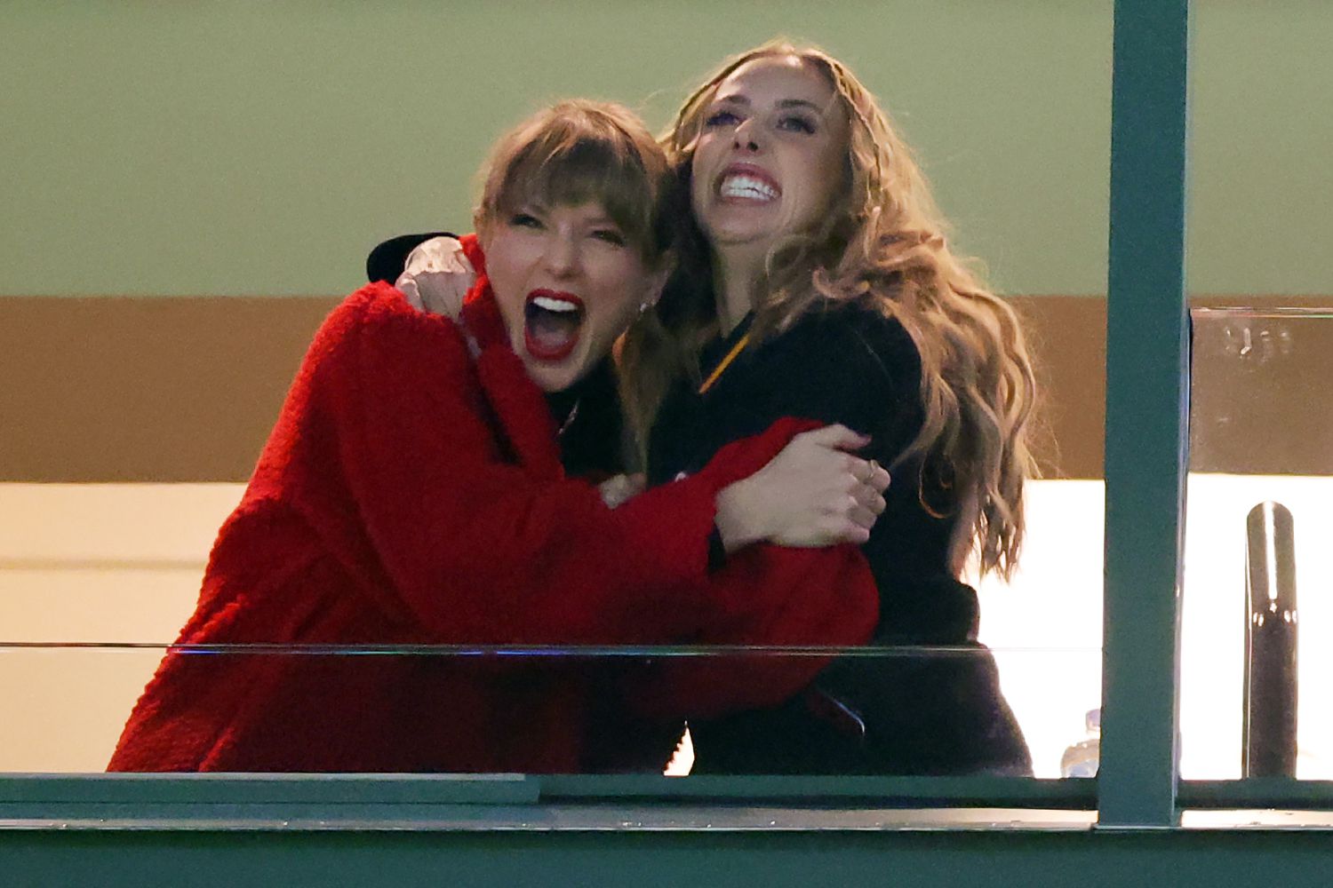 Taylor Swift Responds To The List Of NFL Wives Who Are The Most Supportive, Including Brittany Mahomes "She deserves it; it's so cute that she's bringing all of her kids to support their dad." - Mnews