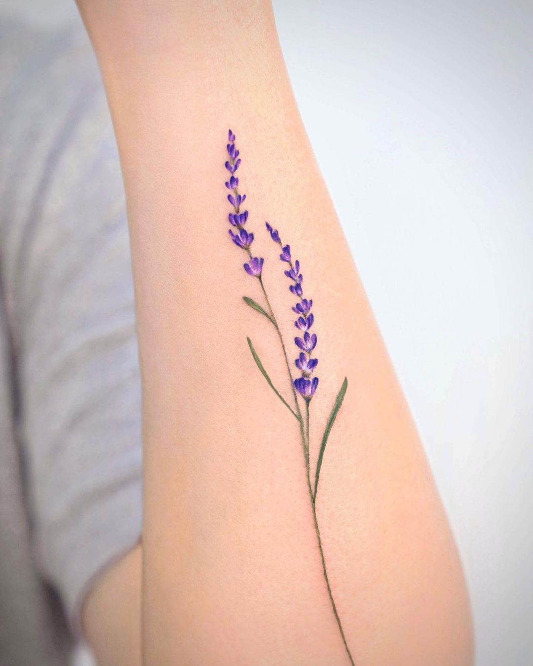 2.688 curtidas, 20 comentários - STUDIOBYSOL_Ori (@o.ri_tattoo) no  Instagram: “Lavender💜 Thank you Silbi :) @studiobysol” | Lavender tattoo,  Tattoos, Lavender