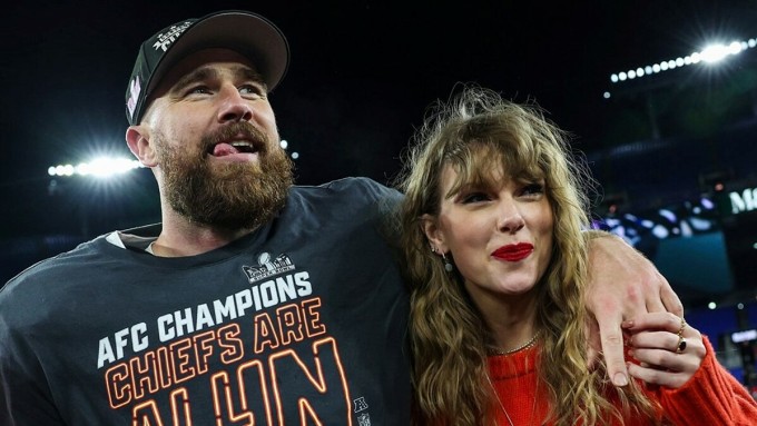 Taylor Swift (phải) và bạn trai Travis Kelce tại AFC Championship 2024. Ảnh: 9News