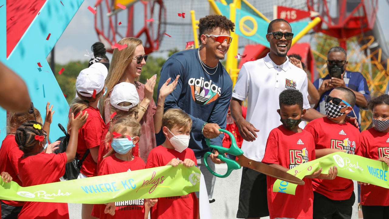 Patrick Mahomes Grabs Early Lead in Walter Payton Man of the Year “Charity  Challenge”
