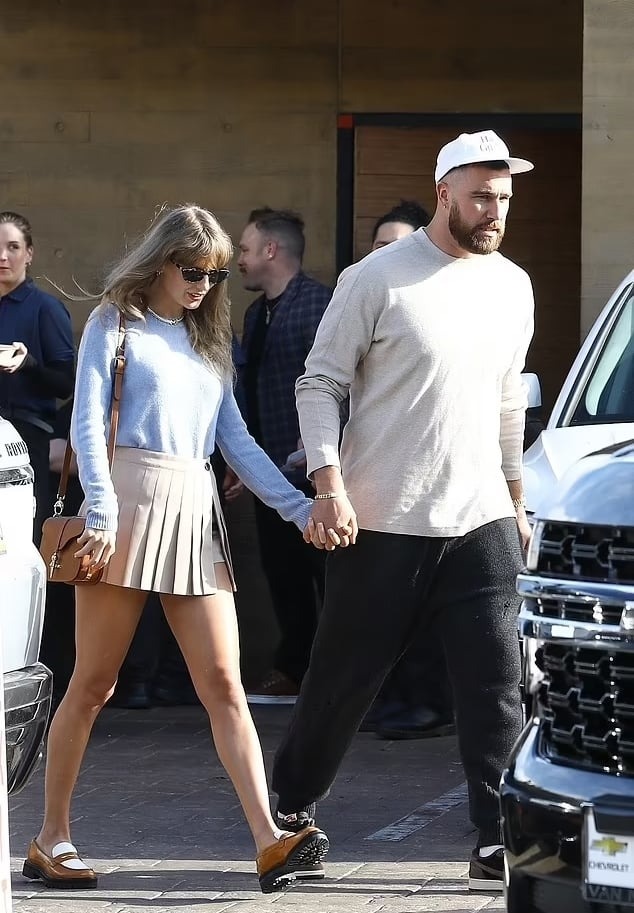 Hot rần rần khoảnh khắc Taylor Swift và bạn trai ngã lộn cổ ngoài biển, thực hư ra sao? - Ảnh 10.