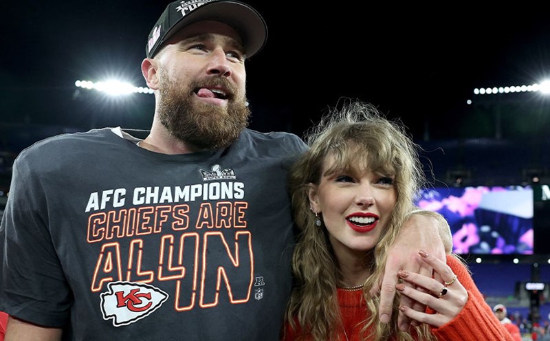 Taylor Swift ăn mừng cuồng nhiệt, hôn bạn trai mừng chức vô địch Super Bowl